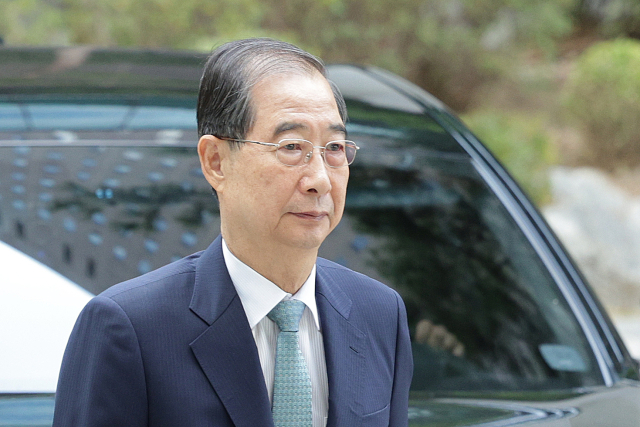 한덕수 전 국무총리가 22일 오전 12·3 비상계엄 사태에 가담·방조한 혐의로 피의자 조사를 받기 위해 서울 서초구 서울고등검찰청에 마련된 내란특별검사팀 사무실에 출석하고 있다. 뉴스1