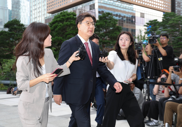 통일교 청탁 의혹을 받는 국민의힘 권성동 의원이 27일 서울 종로구 KT광화문빌딩에 마련된 김건희 여사 관련 의혹을 수사하는 민중기 특별검사팀 사무실에 피의자 신분으로 출석하고 있다. 연합뉴스