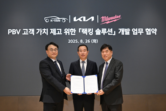 정의근(왼쪽부터) 케이밴 대표이사, 정원정 기아 국내사업본부장(부사장), 박용범 밀워키 코리아 대표이사가 26일 'PBV 고객 가치 제고를 위한 랙킹 솔루션 개발 업무 협약(MOU)'을 체결하고 기념촬영을 하고 있다. 사진제공=기아