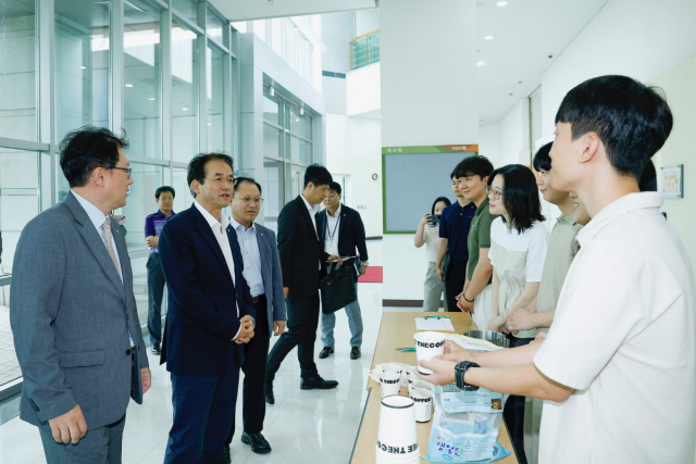 이동환 고양시장이 26일 동국대학교 바이오메디캠퍼스에서 열린 커피 협회 출범식에서 참석자들과 대화하고 있다. 사진 제공=고양시