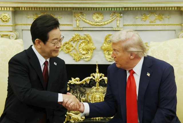 지난 25일(현지시간) 한미 정상회담에서 악수하고 있는 이재명 대통령과 도널드 트럼프 대통령. 연합뉴스