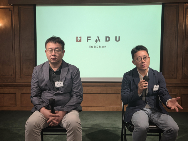 이지효(오른쪽) 파두 최고경영자(CEO)와 남이현 파두 최고기술책임자(CTO)가 27일 서울 종로구에서 열린 기자간담회에서 자사 사업에 대해 설명하고 있다.사진=파두
