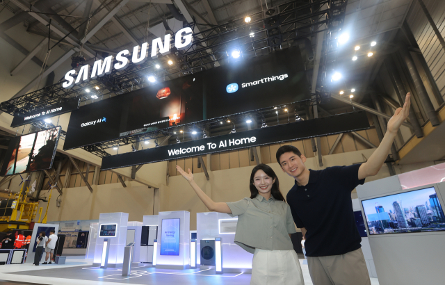 삼성전자 모델이 '기후산업국제박람회(WCE) 2025'가 열리는 부산 벡스코에 위치한 삼성전자 전시관을 소개하고 있다. 사진제공=삼성전자