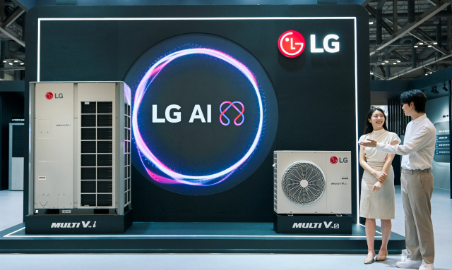 LG전자 모델이 LG전자 시스템에어컨 ‘멀티브이 아이(Multi V i)와 ‘멀티브이 에스(Multi V S)’를 소개하고 있다. 사진제공=LG전자