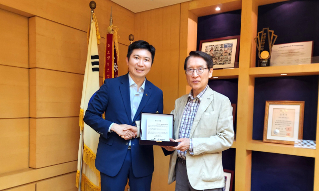신창재(오른쪽) 교보생명 회장이 지난 25일 서울 종로구 본사에서 유승민 대한체육회장으로부터 감사패를 전달받고 있다. 사진제공=교보생명