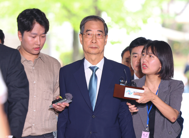 윤석열 전 대통령의 내란 행위 방조 혐의를 받는 한덕수 전 국무총리가 27일 구속 전 피의자 심문(영장실질심사)을 위해 서울 서초구 서울중앙지법에 출석하고 있다. 연합뉴스