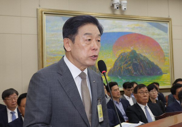 김형석 독립기념관장이 지난 8월 21일 국회에 정무위원회에서 의원 질의에 답변하고 있다. 연합뉴스