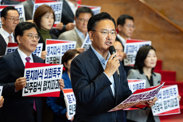 유상범 국민의힘 원내운영수석부대표가 27일 서울 여의도 국회 로텐더홀에서 열린 더불어민주당 협치파괴 규탄대회에서 규탄사를 하고 있다. 2025.8.27/뉴스1