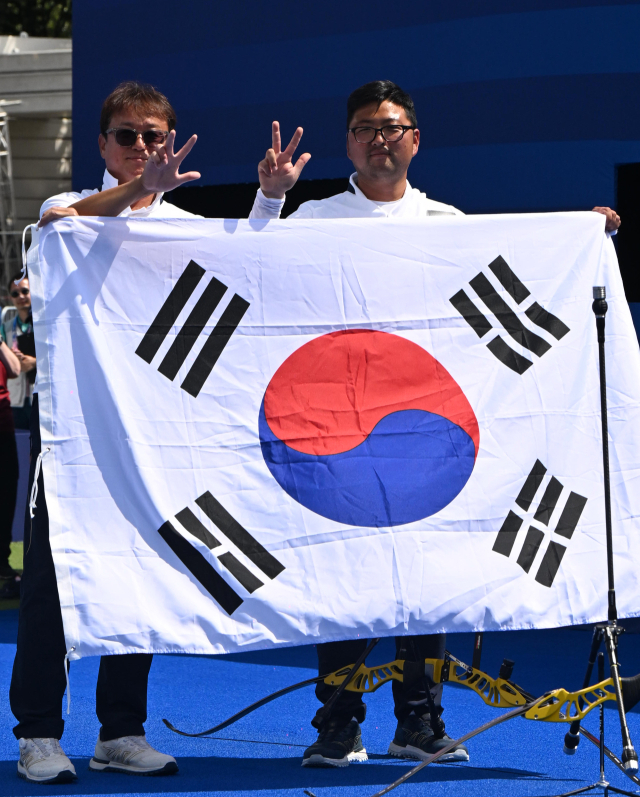 2024 파리올림픽 양궁 남자 개인 결승 미국 브래디 엘리슨과 경기에서 금메달을 따고 기뻐하는 박성수 감독(왼쪽)과 김우진. 서울경제DB