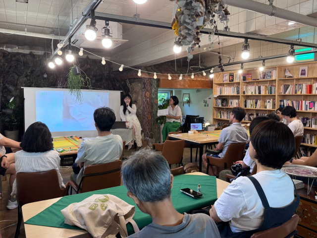 경남 남해군 상주면에 있는 은모래마을책방에서 올해 상반기 열린 북콘서트. 사진 제공=경남도
