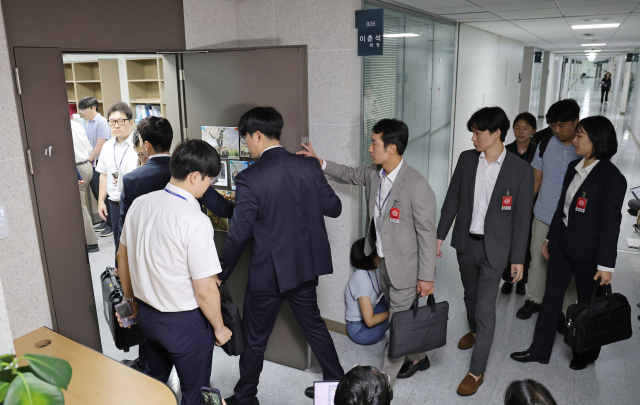 경찰 관계자들이 11일 주식 차명 거래 의혹을 받는 이춘석 의원의 사무실을 압수수색하고 있다. 오승현 기자