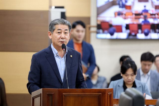 정해권 인천시의회 의장이 27일 열린 ‘제303회 임시회’상임위원회 심의에서 ‘수도권 광역급행철도(GTX-B) 노선 추가정거장 확정 촉구 결의안’을 설명하고 있다. 사진제공=인천시의회