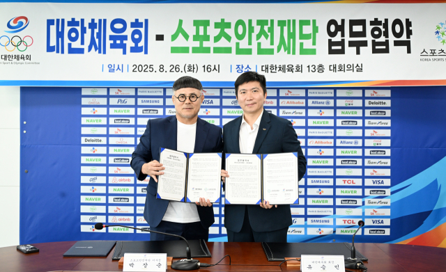 업무협약 재체결식에 참석한 유승민 대한체육회장(오른쪽)과 박장순 스포츠안전재단 이사장. 사진 제공=대한체육회