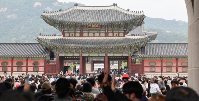 서울 종로구 경복궁이 시민들과 외국인 관광객들로 북적이고 있다. 뉴스1