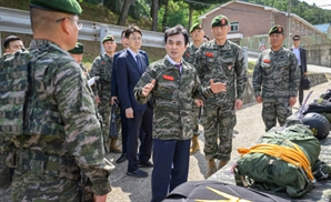 안규백 장관, 국방장관 최초 서해 최전방 말도 소초 방문