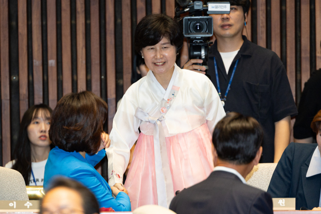 백혜련 더불어민주당 의원이 27일 서울 여의도 국회에서 열린 의원총회에 한복을 입고 참석하고 있다. 뉴스1
