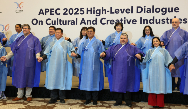 최휘영 문화체육관광부 장관이 27일 경주에서 열린 ‘2025 APEC 문화산업고위급대화’에서 각국 대표들과 한복 두루마기를 입고 기념 촬영을 하고 있다. 사진 제공=문체부