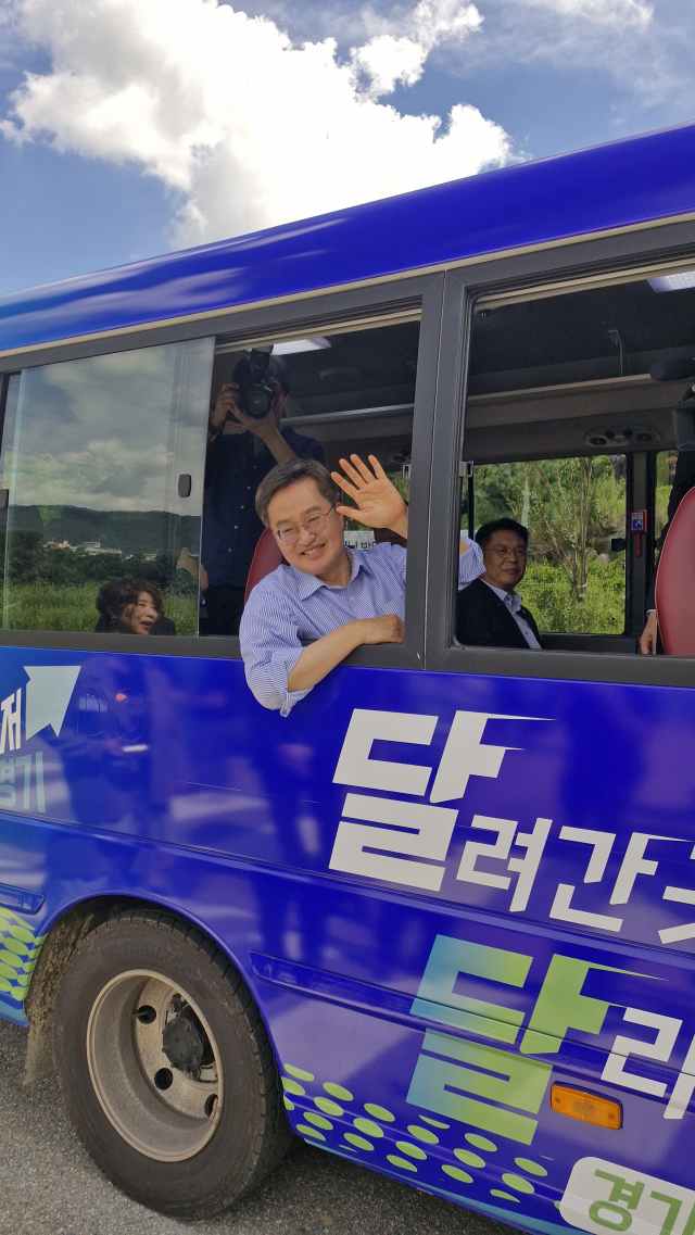 김동연 경기도지사가 27일 오전 남양주시 호평동 백봉지구 종합의료시설부지를 둘러 본 뒤 ‘달달버스’(달려간 곳 마다 달라진다)에 승차해 환송하는 주민들에게 인사를 하고 있다. 사진 = 손대선 기자