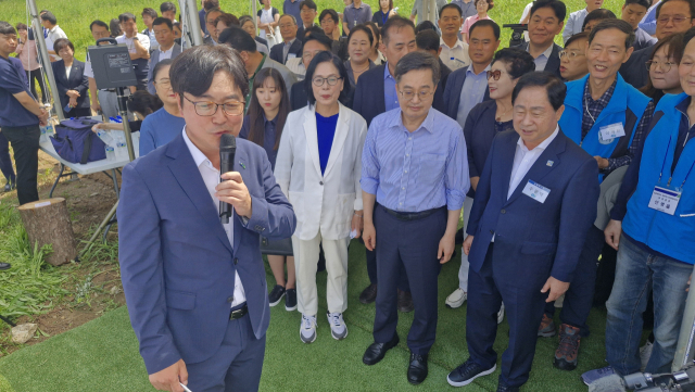 김동연 경기도지사가 27일 오전 남양주시 호평동 백봉지구 종합의료시설부지를 찾아 현황설명을 듣고 있다. 사진 = 손대선 기자