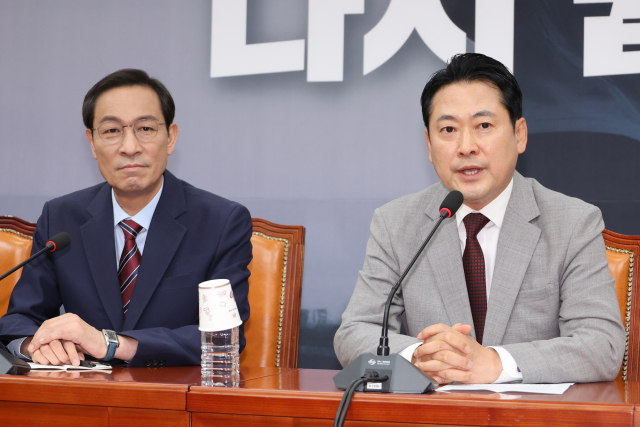 장동혁 국민의힘 신임 대표가 27일 서울 여의도 국회에서 우상호 대통령실 정무수석을 접견하고 있다. 연합뉴스