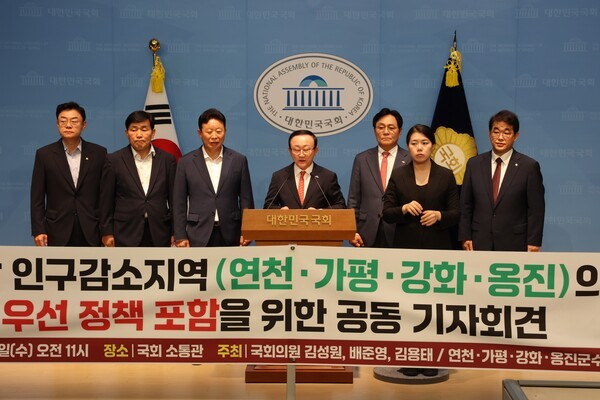 김덕현 연천군수가 27일 국회 소통관에서 4개 경인지역 단체장과의 공동 기자회견에서 입장을 밝히고 있다. 사진 제공=연천군