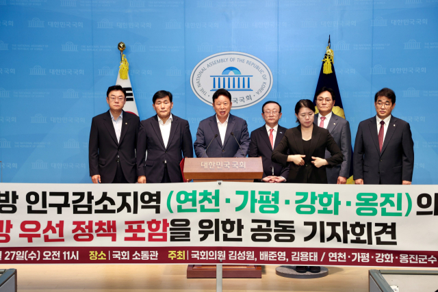 서태원 가평군수가 27일 국회 소통관에서 4개 경인지역 단체장과의 공동 기자회견에서 입장을 밝히고 있다. 사진 제공=가평군