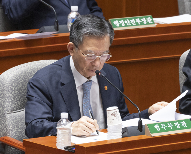 정성호 법무부 장관이 26일 국회에서 열린 예산결산특별위원회에 참석해 의원 질의에 답하고 있다. 연합뉴스