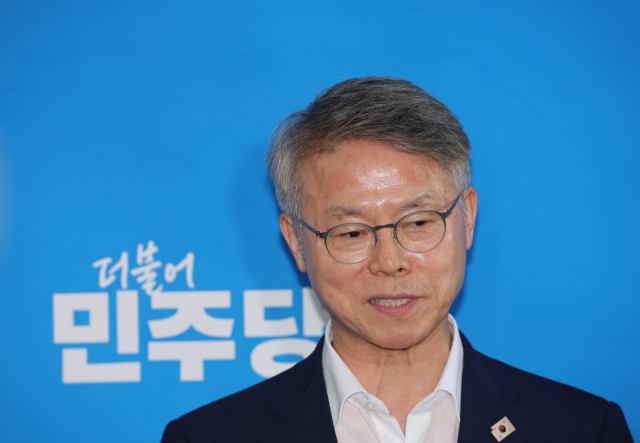 27일 서울 여의도 국회에서 더불어민주당 민형배 의원이 검찰개혁 관련 브리핑을 하고 있다. 연합뉴스
