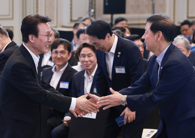 김민석 국무총리(왼쪽)와 구윤철 경제부총리 겸 기획재정부 장관이 13일 청와대 영빈관에서 열린 국정기획위원회 국민보고대회에 참석해 인사하고 있다. 연합뉴스.