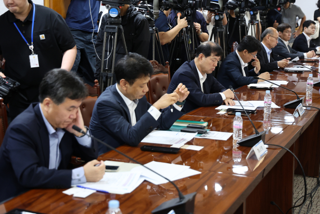 21일 서울 은행연합회에서 열린 석유화학 사업재편 금융권 간담회에 5대 시중은행, 국책은행 등 참석자들이 권대영 금융위원회 부위원장의 발언을 듣고 있다. 연합뉴스.