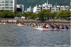 수영강 질주하는 龍船…부산서 국제드래곤보트대회 개막