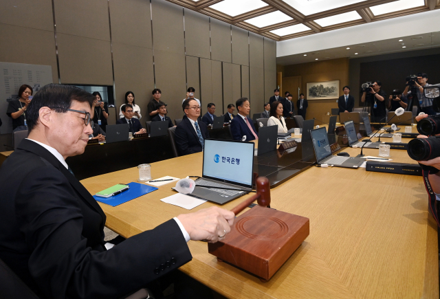 이창용 한국은행 총재가 28일 서울 중구 한국은행에서 열린 금융통화위원회에서 의사봉을 두드리고 있다. 사진공동취재단
