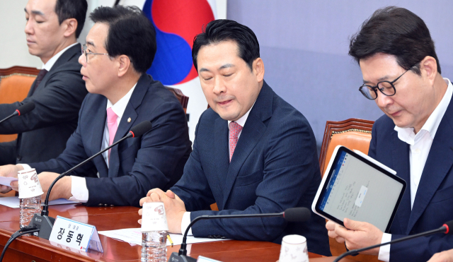 장동혁 국민의힘 대표가 28일 서울 여의도 국회에서 열린 최고위원회의에 참석하고 있다. 오승현 기자