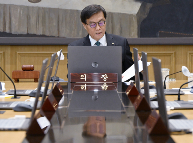 이창용 한국은행 총재가 28일 서울 중구 한국은행에서 열린 금융통화위원회에서 자료를 살펴보고 있다. 사진공동취재단