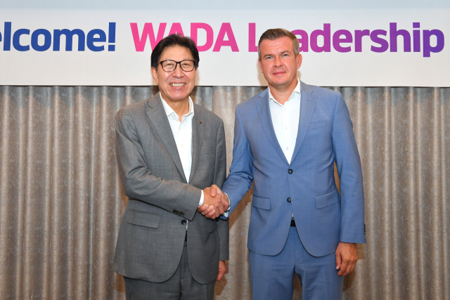 박형준 부산시장이 28일 웨스틴조선 부산에서 만난 위톨드 반카 세계도핑방지기구(WADA) 회장과 기념촬영을 하고 있다. 사진제공=부산시
