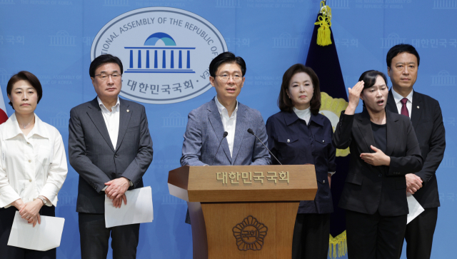 조정훈 의원을 비롯한 교육위원회 소속 국민의힘 의원들이 28일 오전 서울 여의도 국회 소통관에서 최교진 교육부 장관 후보자의 사퇴 촉구 기자회견을 하고 있다. 뉴스1