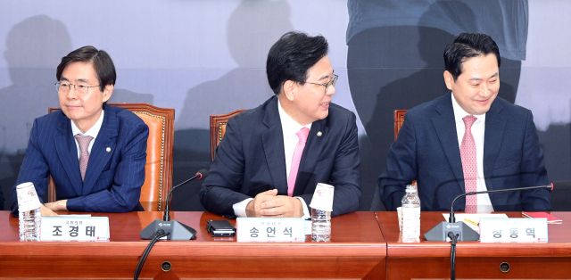 장동혁(오른쪽) 국민의힘 대표가 28일 서울 여의도 국회에서 열린 당 대표 및 중진의원 회의에 참석해 회의 시작을 기다리고 있다. 회의는 비공개로 진행됐다. 조경태(왼쪽부터) 의원, 송언석 원내대표, 장 대표. 오승현 기자 2025.08.28
