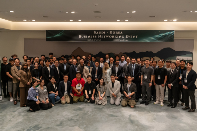 지난 27일 서울 강남구 안다즈 서울 강남 호텔에서 '2025 중소벤처기업 중동 진출 지원 사업' 참가 기업과 관계자들이 기념촬영을 하고 있다. 사진 제공=벤처기업협회