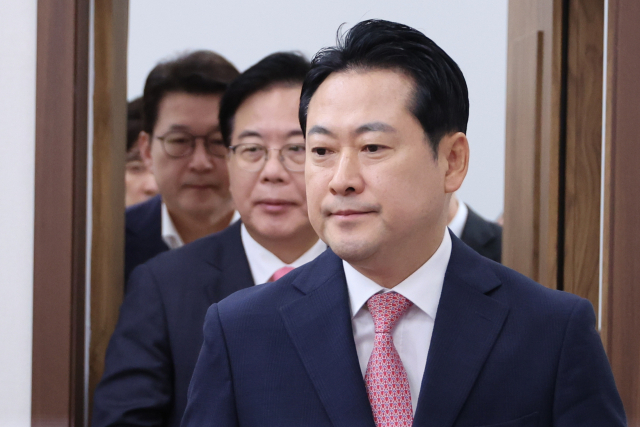 장동혁 국민의힘 대표와 송언석 원내대표가 28일 서울 여의도 국회에서 열린 최고위원회의에 참석하고 있다. 연합뉴스