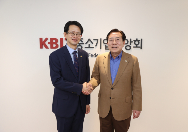 백승보(왼쪽) 조달청장이 중소기업중앙회를 찾아 김기문(오른쪽) 회장과 악수를 나누고 있다. 사진제공=조달청