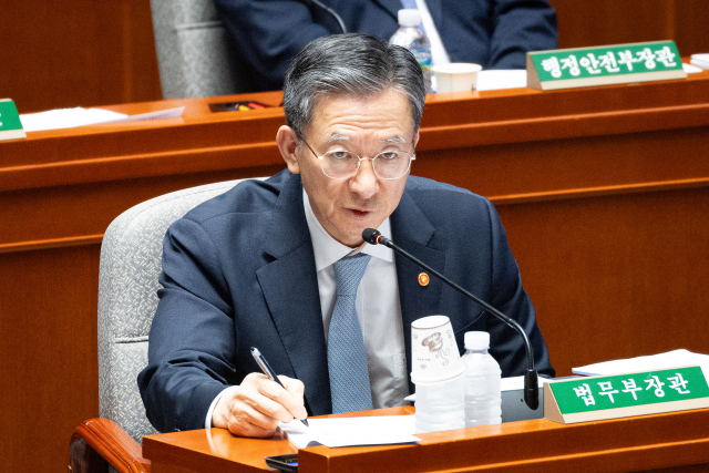 정성호 법무부 장관이 26일 서울 여의도 국회에서 열린 국회(임시회) 예산결산특별위원회에 출석해 의원 질의에 답하고 있다. 뉴스1