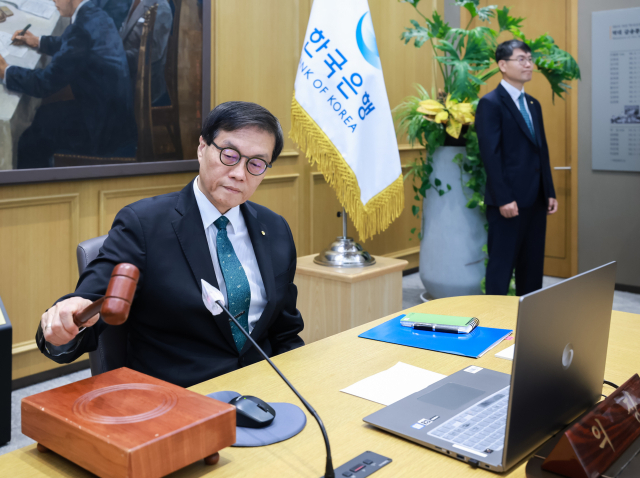 이창용 한국은행 총재가 28일 서울 중구 한국은행에서 열린 금융통화위원회에서 의사봉을 두드리고 있다. 사진 제공=한국은행