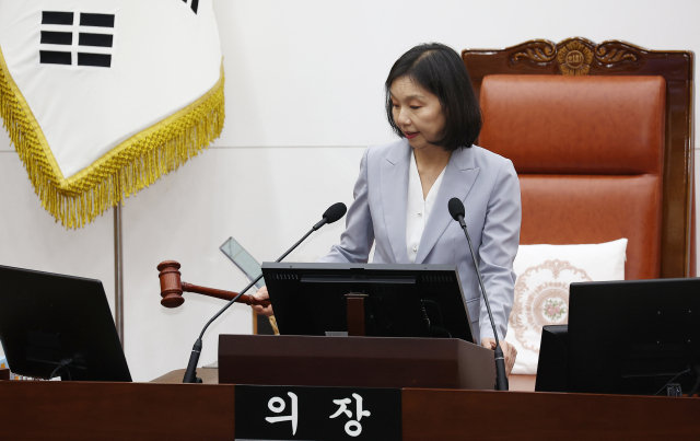 최호정 서울시의회 의장이 27일 서울 중구 서울시의회에서 열린 제322회 시의회 임시회 개회식에서 의사봉을 두드리고 있다. 연합뉴스