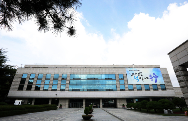 경기도 수원시 선경도서관 본관 모습. 사진 제공=SK그룹
