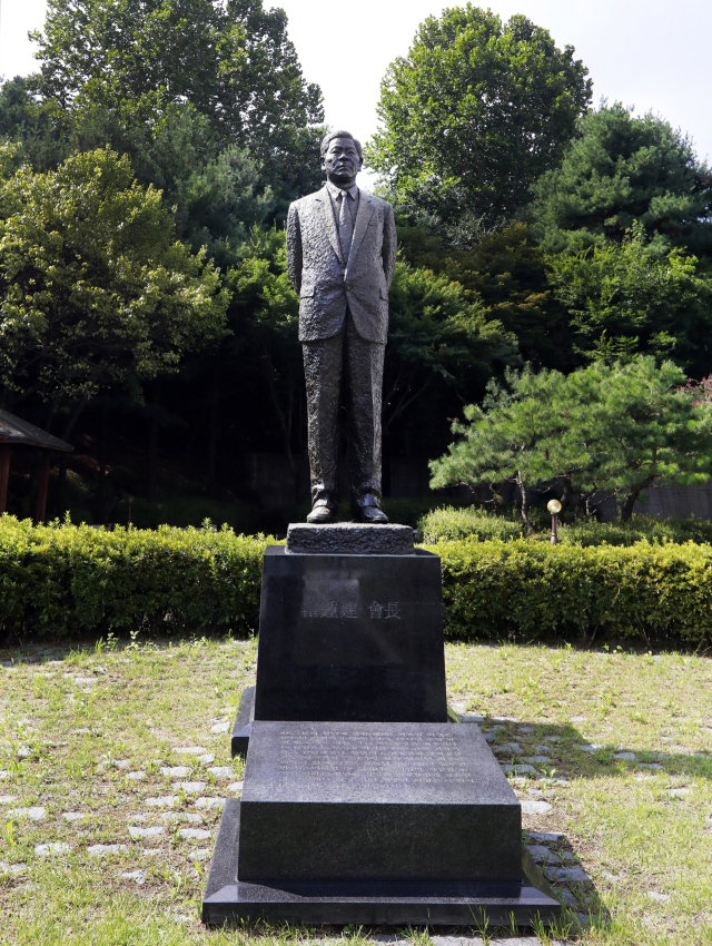 선경도서관 앞마당에 세워진 최종건 SK그룹 창업회장 동상. 사진 제공=SK그룹