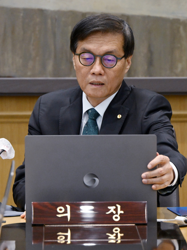 이창용 한국은행 총재가 28일 서울 중구 한국은행에서 열린 금융통화위원회에 참석해 있다. 사진공동취재단