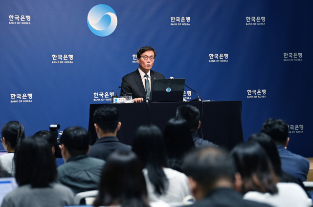 이창용 한국은행 총재가 28일 서울 중구 한국은행에서 열린 금융통화위원회를 마친 후 기자간담회를 하고 있다. 사진공동취재단