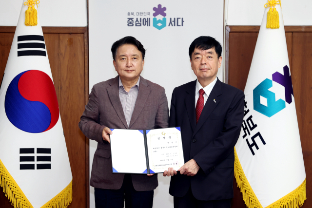 김영환(왼쪽) 충북도지사가 박순기(오른쪽) 충북테크노파크 원장에게 임명장을 수여하고 기념촬영을 하고 있다. 사진제공=충북도