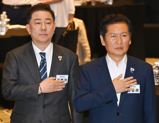 정청래 대표와 김병기 원내대표를 비롯한 더불어민주당 의원들이 28일 인천 중구 파라다이스시티 컨벤션센터에서 열린 '2025년 정기국회 대비 국회의원 워크숍'에서 국민의례를 하고 있다. 영종도=오승현 기자 2025.08.28