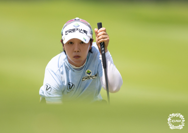 퍼팅을 준비하고 있는 박지영. 사진 제공=KLPGA
